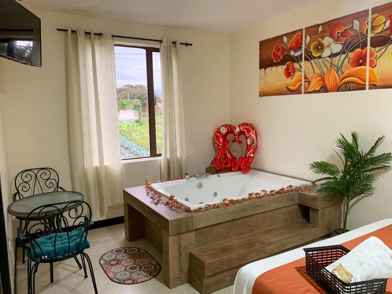 Hotel Las Mercedes Airport-Quito Tababela Dış mekan fotoğraf
